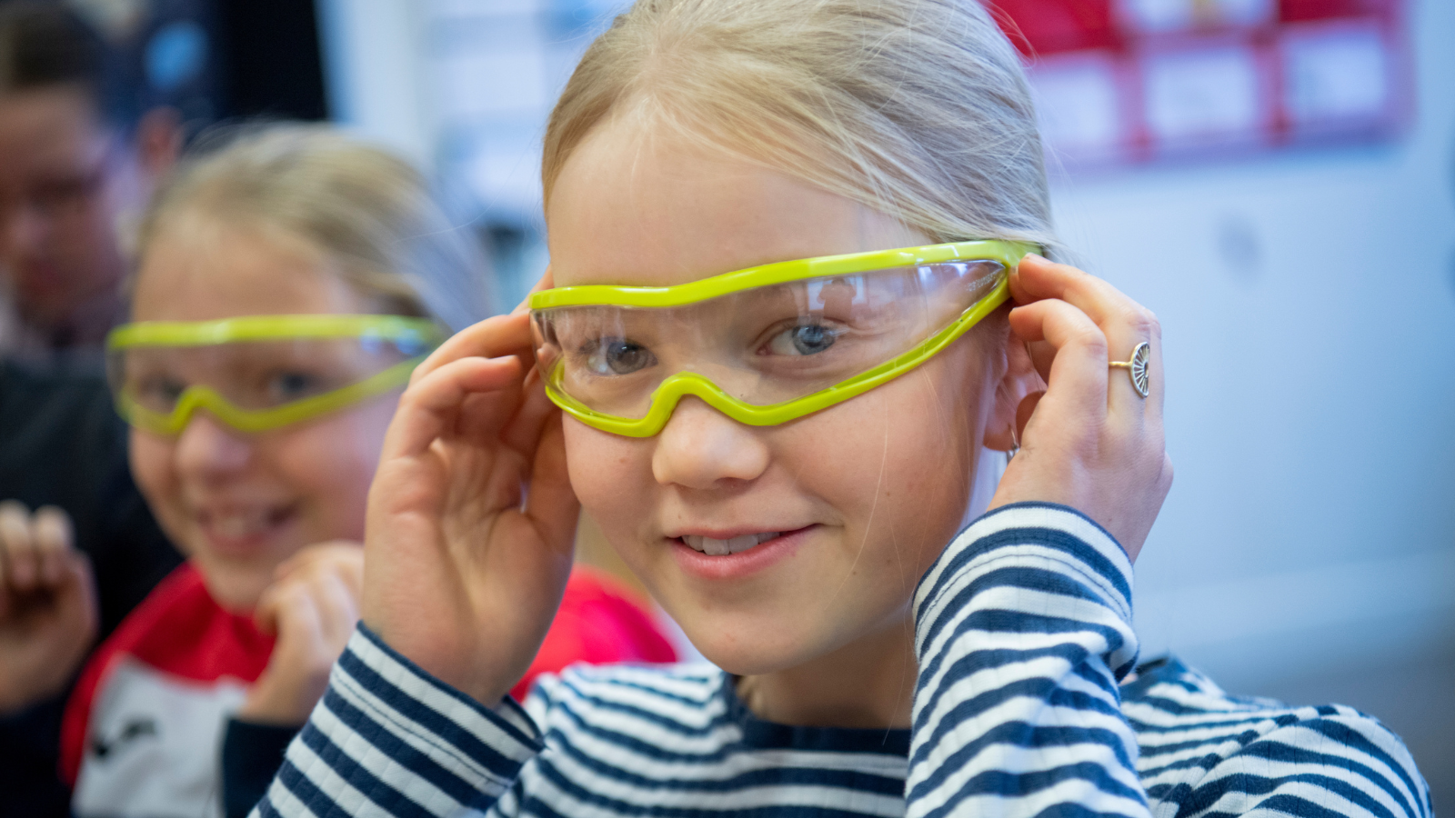 To børn med briller, der skal til at tage dem på i et skolemiljø.